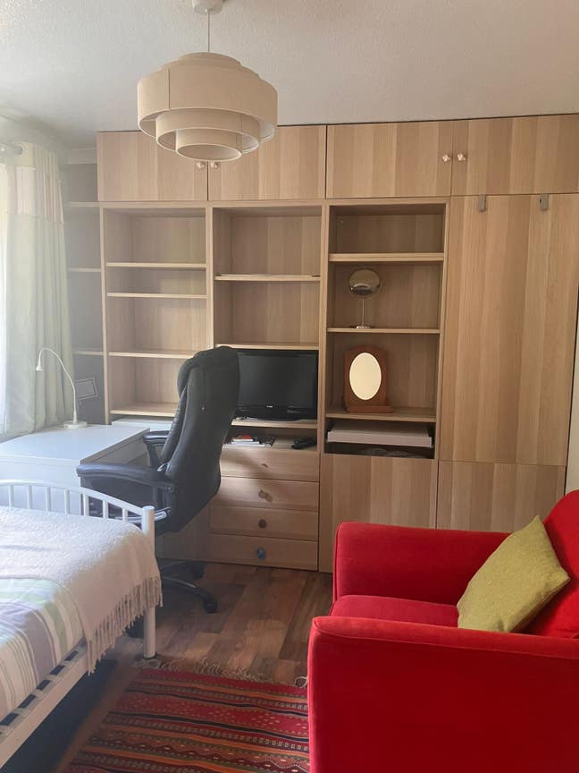 Lovely single room in family house Main Photo