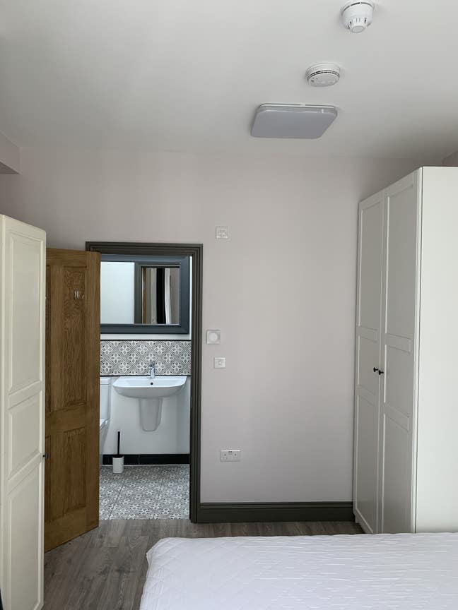 Double room en-suite 5 min Hanger Lane station  Main Photo