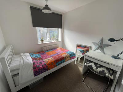 Single room in modern furnished house share Main Photo