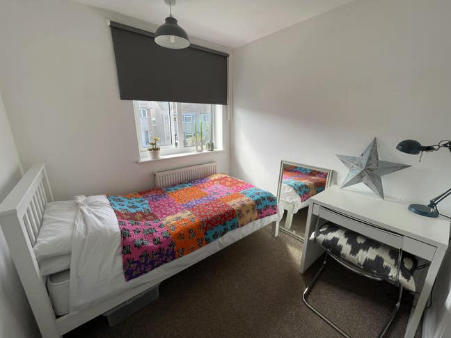 Single room in modern furnished house share Main Photo