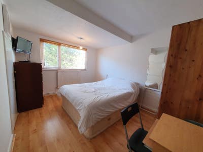 Spacious Double Room in Shared House Main Photo