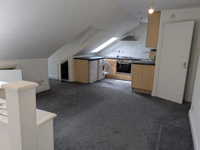 Delightful 1 bedroom top floor flat on Brondesbury Main Photo