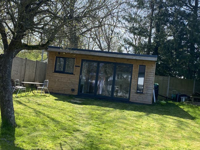 Spacious garden room  Main Photo