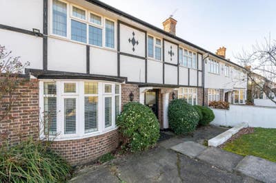 Spacious house, En-suite and private living room Main Photo