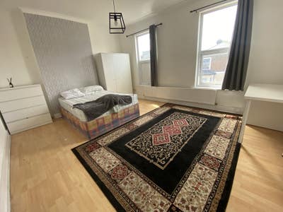 Large double room (all bills included) Main Photo