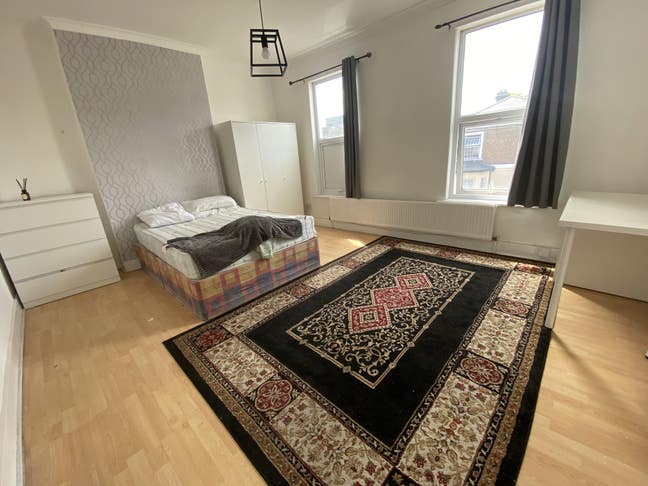 Large double room (all bills included) Main Photo