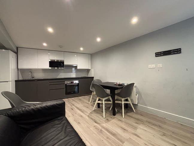 Spacious 3 bedroom flat Main Photo