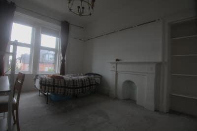 Large room with storage Main Photo