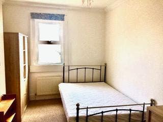Small double room available in Oldfield Park Main Photo