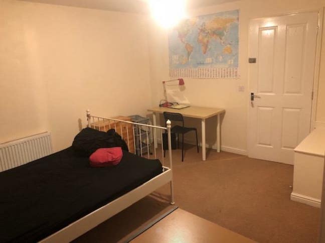 Room for rent in m13 near unis and hospital Main Photo