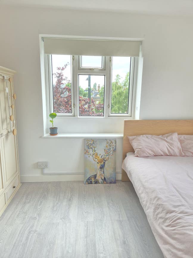  Female preferred-  Large  double  room  in  Barnes Main Photo