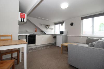 A fully furnished, modern Roundhay apartment Main Photo