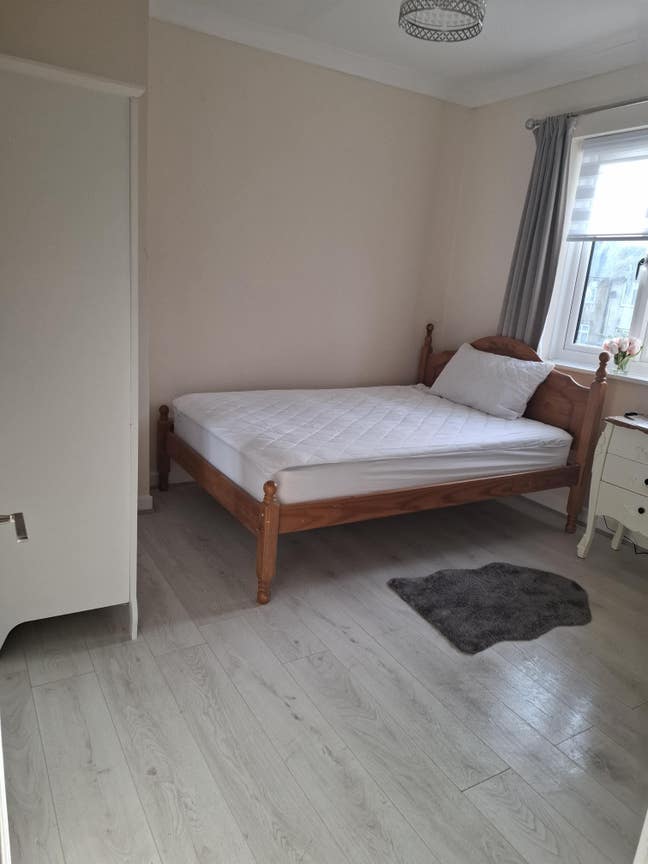Double Room in Dagenham for Professional Female  Main Photo