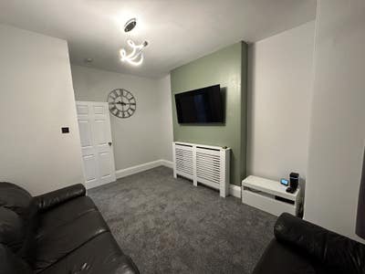 4 Bedroom Maisonette by Pure Gym Main Photo