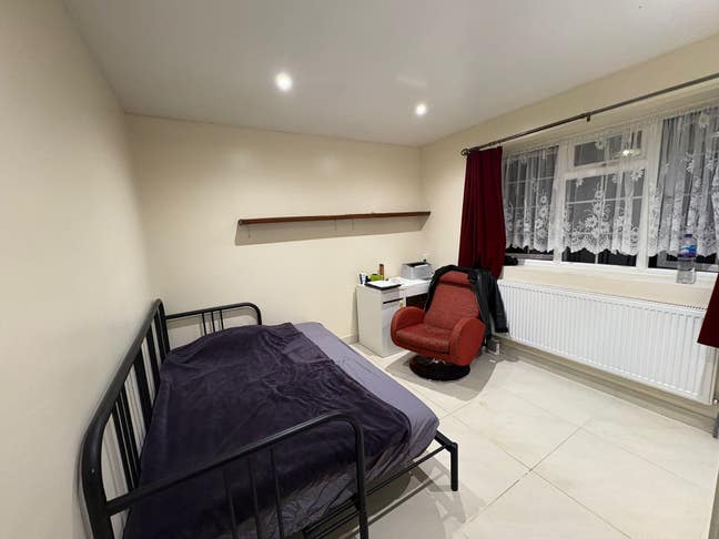 2-Bedroom Flat/3-4 minute walk from Northolt tube Main Photo