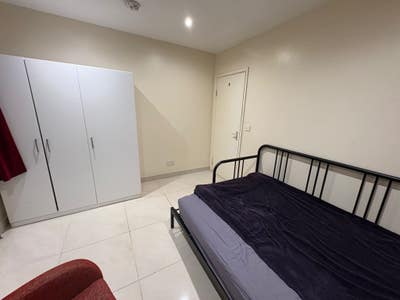 2-Bedroom Flat/3-4 minute walk from Northolt tube Main Photo