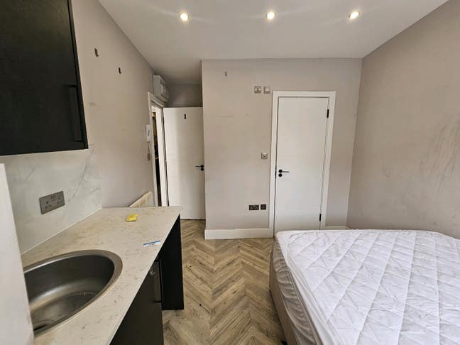 Spacious En-suite studio Universal Credit accepted Main Photo