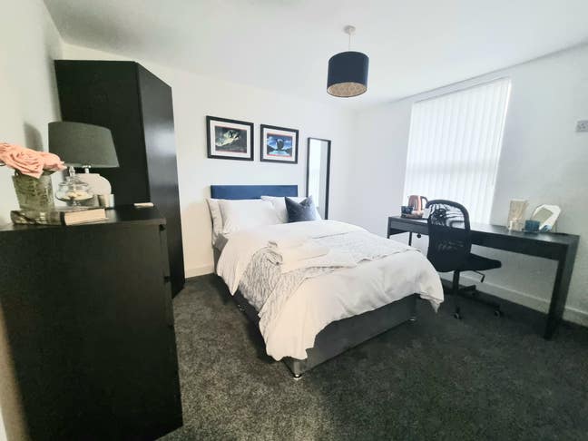 1 Double En Suite Double Room Available in L15! Main Photo