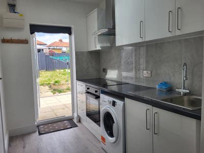 Studio Room in Queensbury HA8 5TB Main Photo