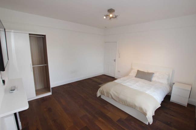 HUGE Room in Central Reading!  Main Photo
