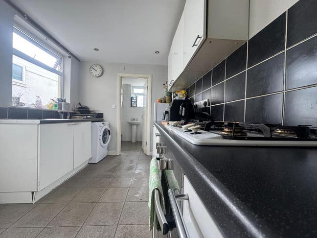 Double Room - Minutes from train & Bus station  Main Photo