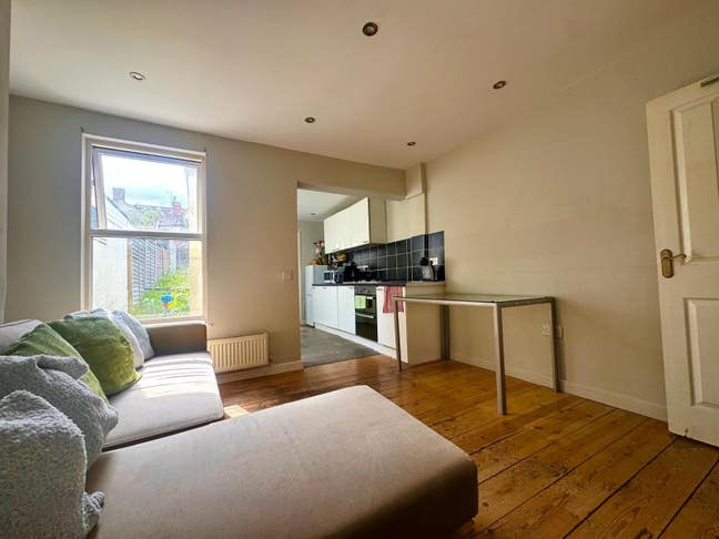 Double Room - Minutes from train & Bus station  Main Photo