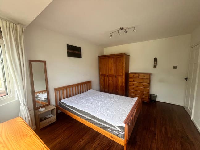 A large bright room on a quiet residential road Main Photo