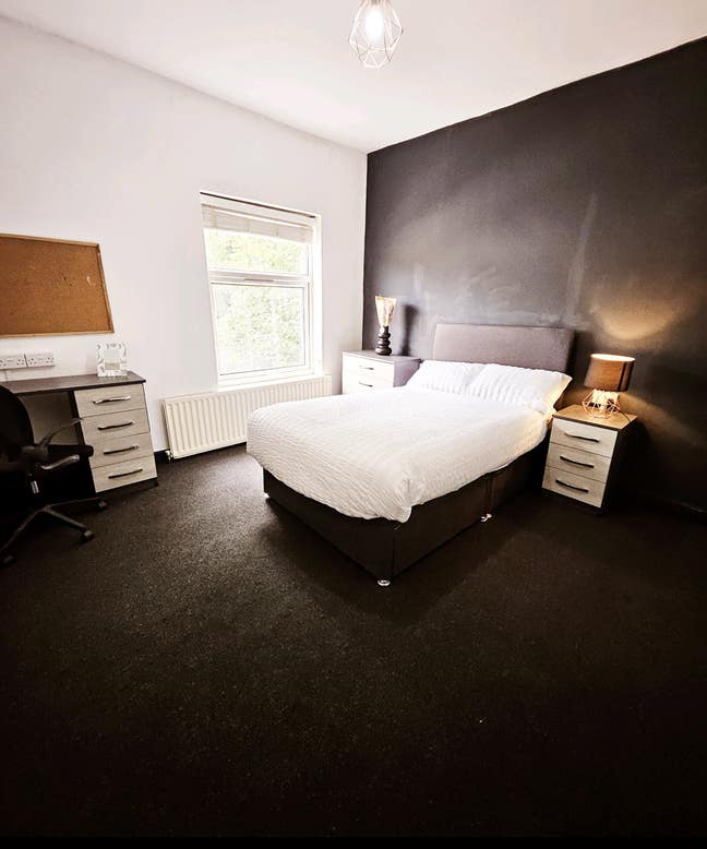 Cosy Room next to Midland Met University Hospital Main Photo