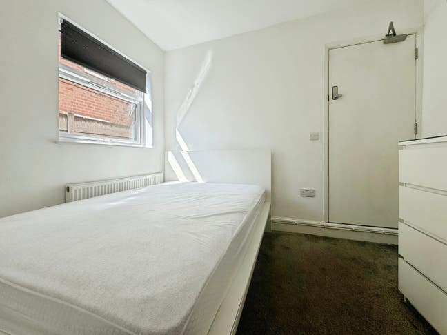 Ground Floor Smart Ensuite Double Room in Alvaston Main Photo