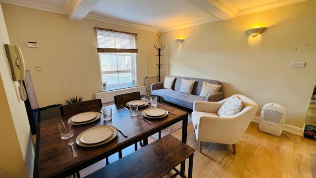 Furnished home in Wimbledon  with parking  Main Photo
