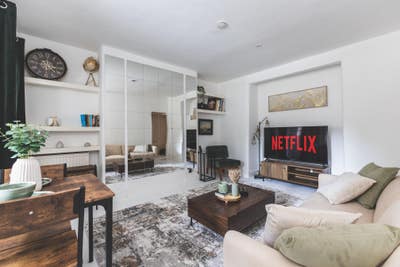 1 BR spacious garden flat- perfect for short term  Main Photo