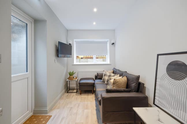 Stunning LUXURY Rooms w/ Ensuite -114RS Main Photo