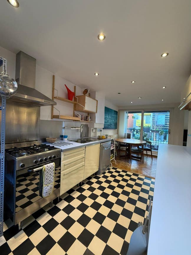 3  bedroomed house in the heart of  North quarter! Main Photo