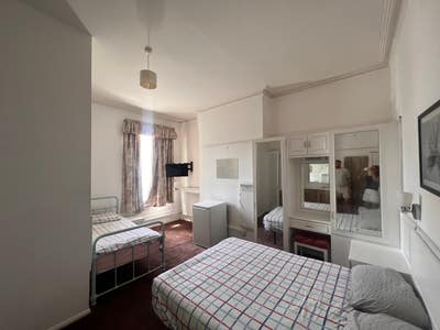 Furnished, en-suite private rooms available now Main Photo