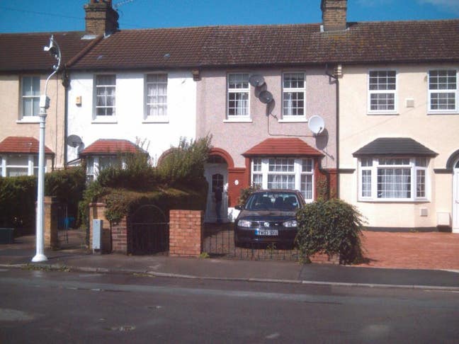 Newly Renovated 4 rooms 3 bathrooms all bills inc. Main Photo