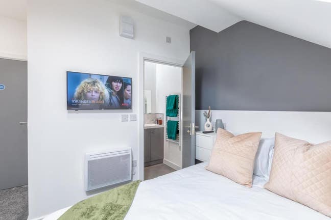 Low Deposit Ensuite Rooms – Ready to Rent! (YR) Main Photo