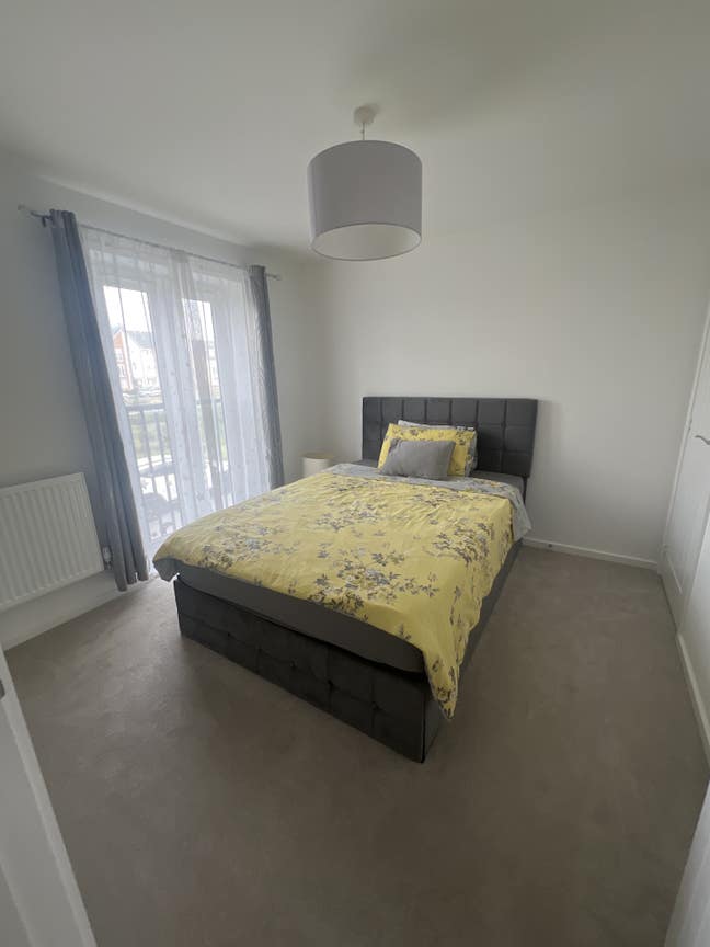 Room for Rent in fully furnished house in Grove Main Photo