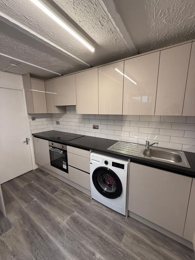 Two large double bedrooms available in 5 bed house Main Photo