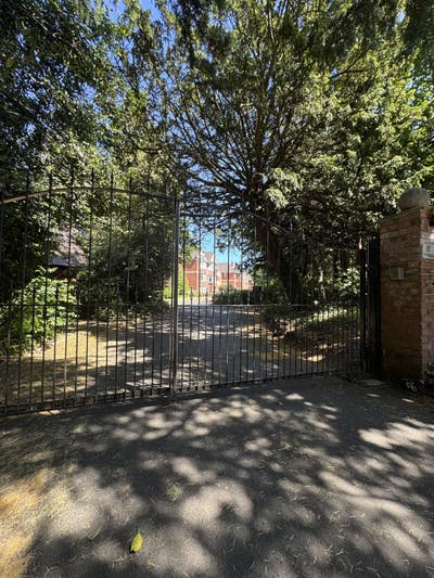 Moseley Penthouse Apt -  Dbl Bed Secured Parking   Main Photo