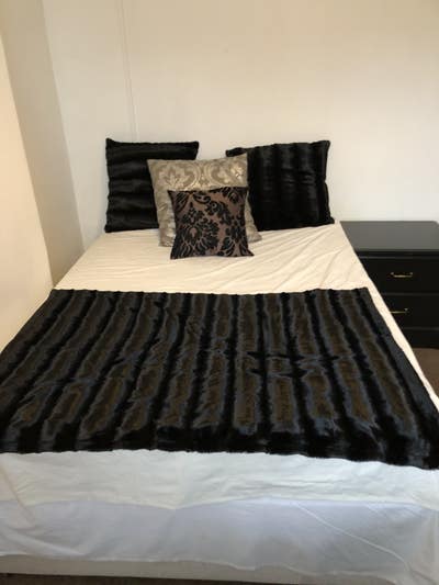 Double Room Next to Elizabeth line Main Photo