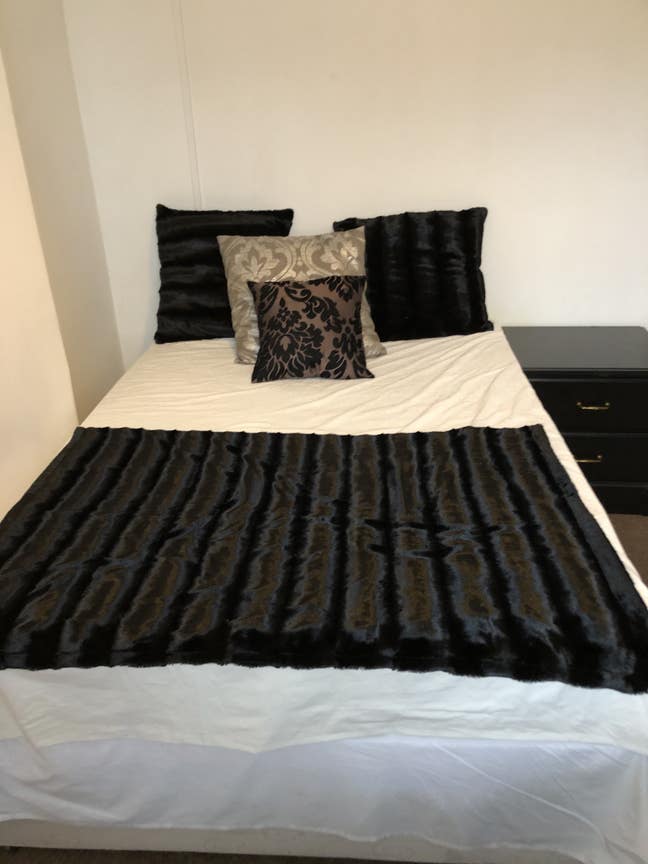 Double Room Next to Elizabeth line Main Photo