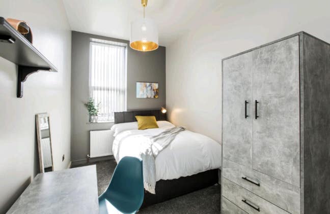 Greetland - 1 Room - Professional House Share Main Photo