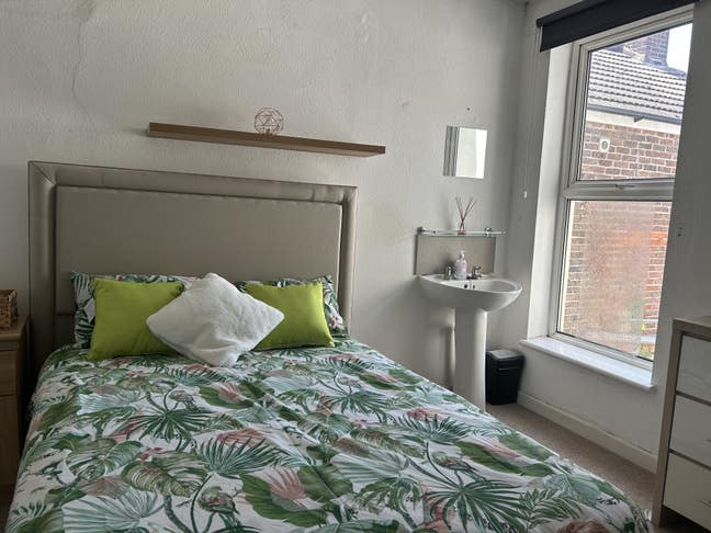 Bright single room (with TV and wash basin) Main Photo