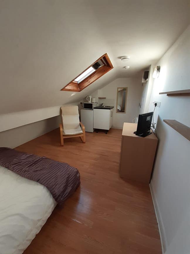 Large double room with ensuite available mid Janua Main Photo