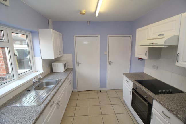 2 X Large Rooms in 5 Bed - Post Grad/Young Prof  Main Photo