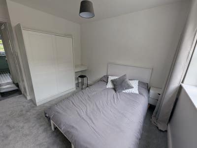Room to Rent in Spacious 2-Bed Apartment, Mossley Main Photo