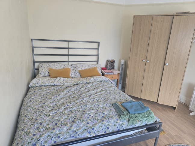 Spacious room in a shared flat Main Photo