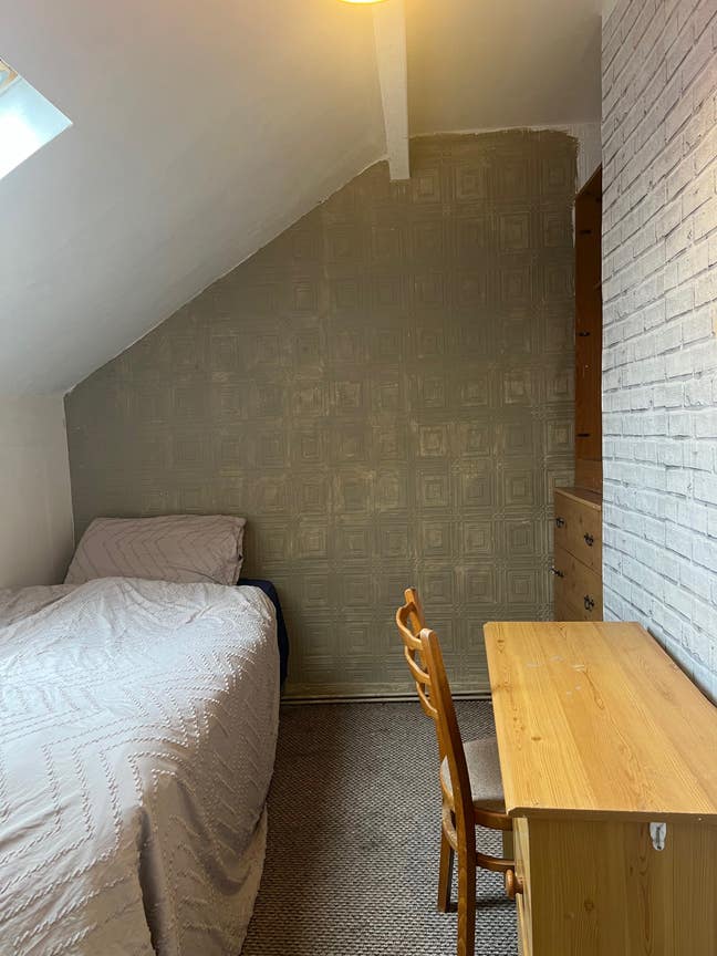 Single attic room Main Photo