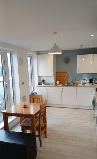 Spacious and light double bedroom Main Photo