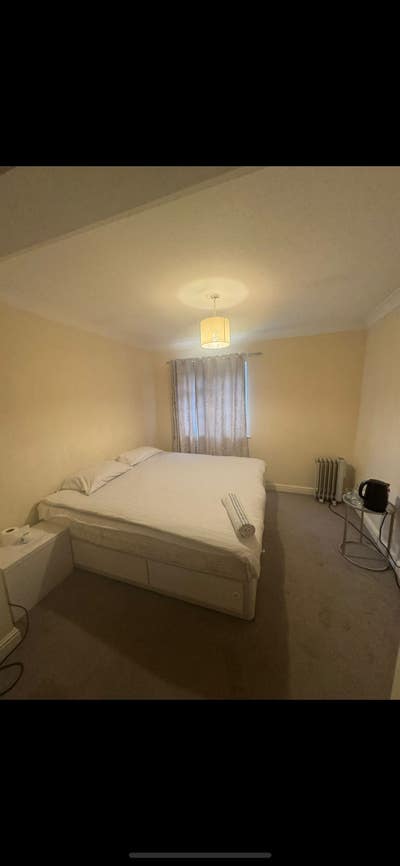 Large Double room near bus for airport Main Photo